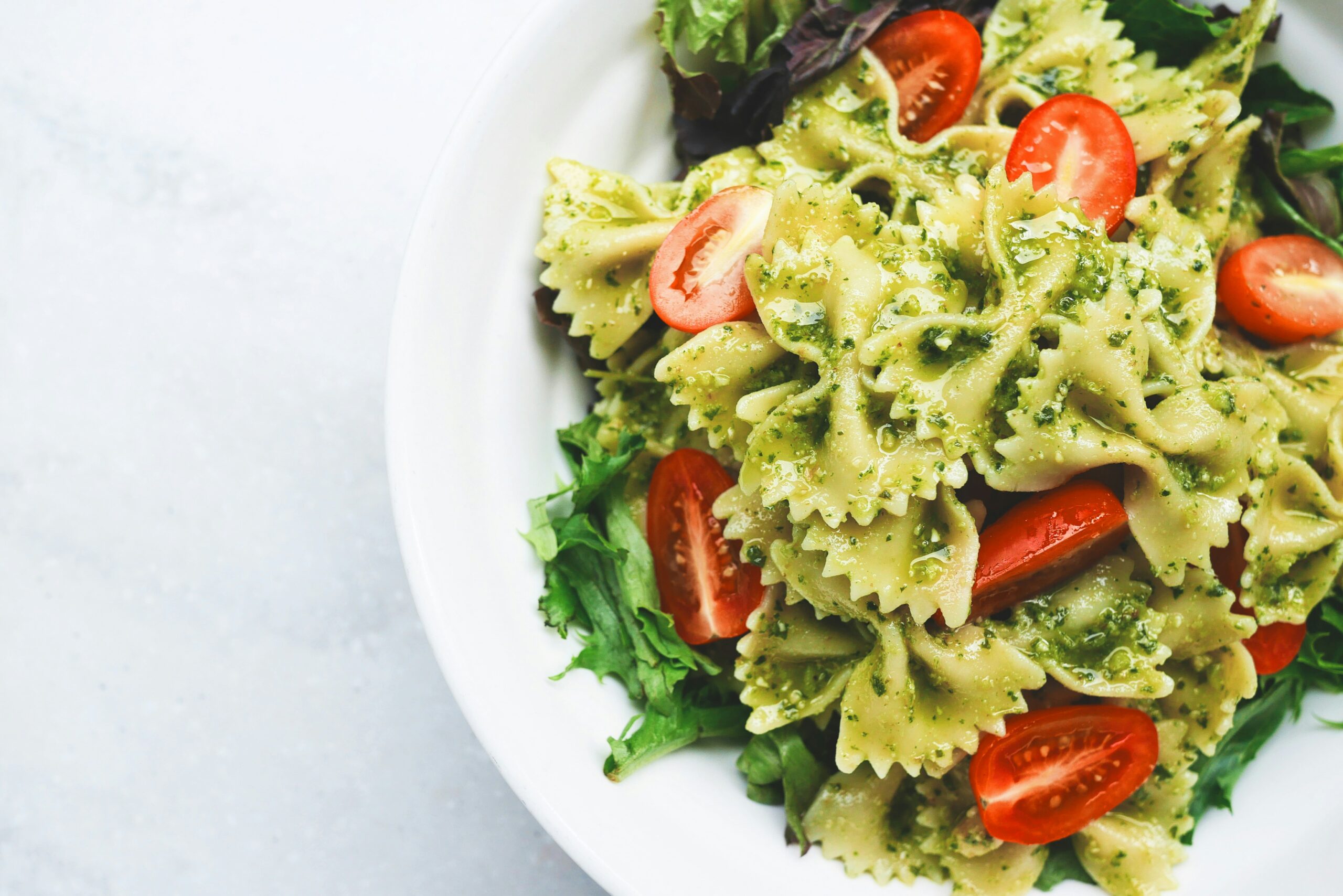 Creamy Pesto Pasta Salad with Grilled Chicken and Cherry Tomatoes 
